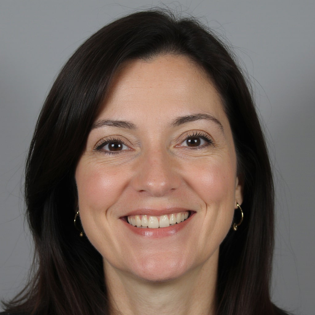 A friendly, smiling woman with dark hair and gold earrings, acting as a verified customer avatar for a product review on the Squiloo website.